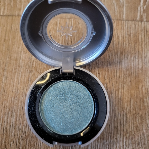 Discontinued NWOT Urban Decay Aquarius Eyeshadow Subway Token - Picture 1 of 3
